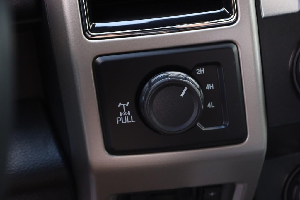 Ford Super Duty F-250 SRW Vehicle Full-screen Gallery Image 15
