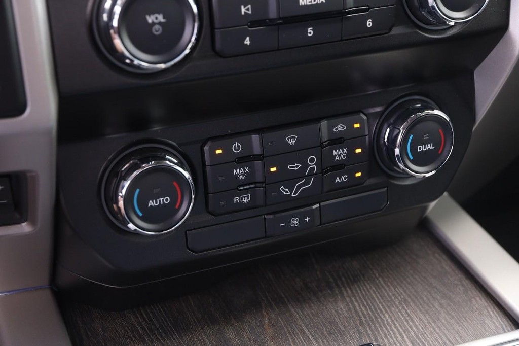Ford Super Duty F-250 SRW Vehicle Full-screen Gallery Image 19