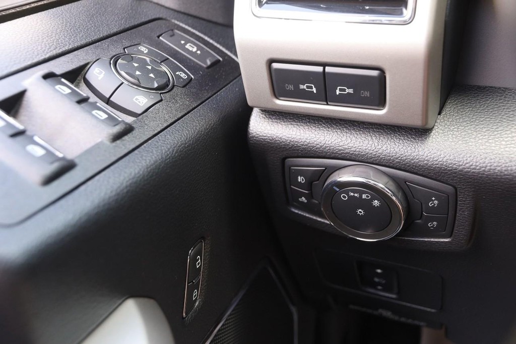 Ford Super Duty F-250 SRW Vehicle Full-screen Gallery Image 21