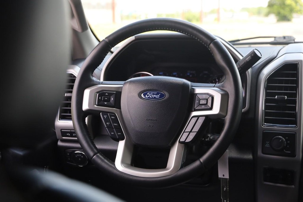 Ford Super Duty F-250 SRW Vehicle Full-screen Gallery Image 24