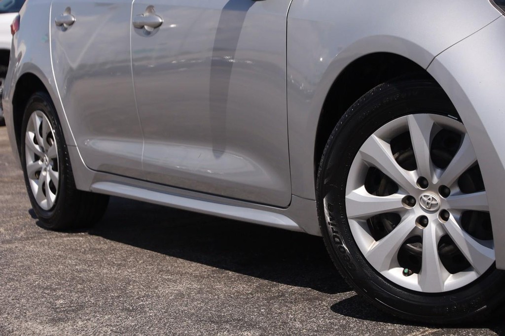 Toyota Corolla Vehicle Full-screen Gallery Image 3