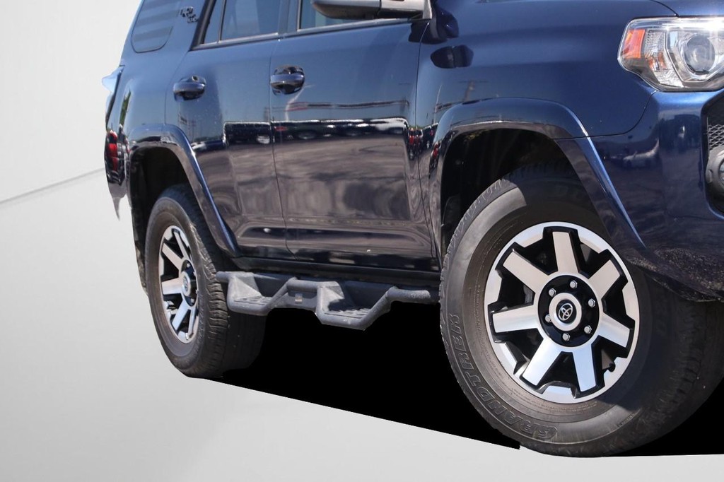 Toyota 4Runner Vehicle Full-screen Gallery Image 3