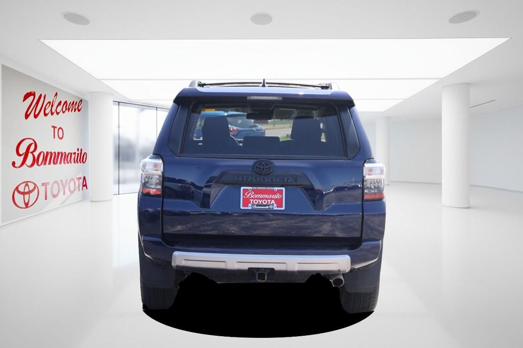 Toyota 4Runner Vehicle Full-screen Gallery Image 6