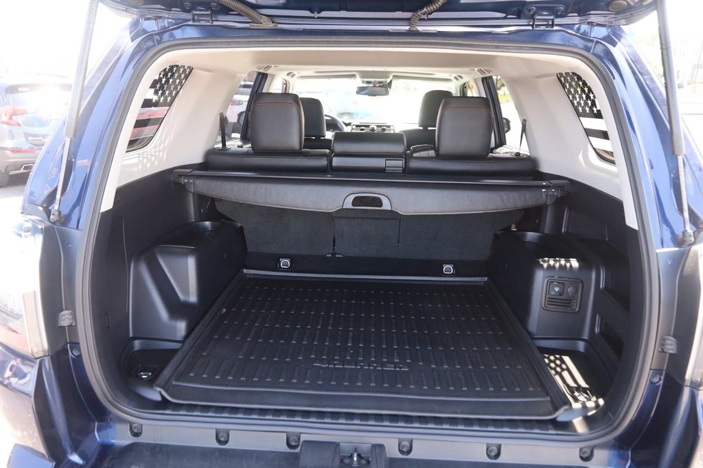 Toyota 4Runner Vehicle Full-screen Gallery Image 7