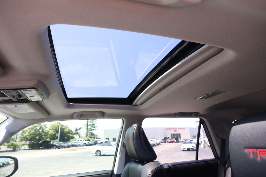 Toyota 4Runner Vehicle Full-screen Gallery Image 8
