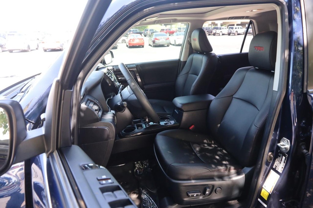 Toyota 4Runner Vehicle Full-screen Gallery Image 9