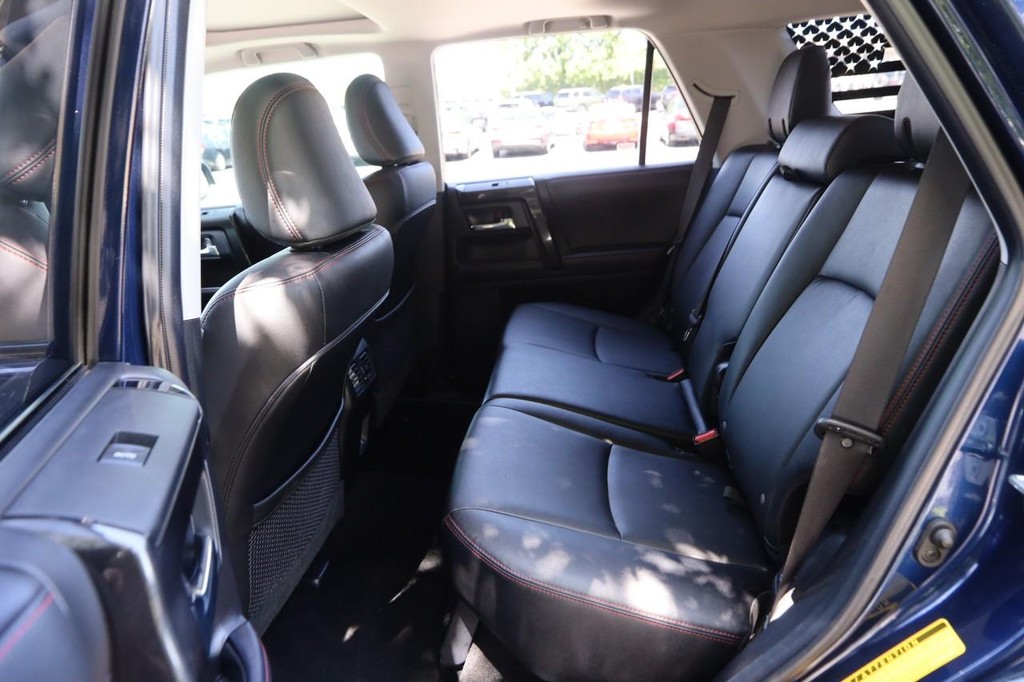Toyota 4Runner Vehicle Full-screen Gallery Image 10