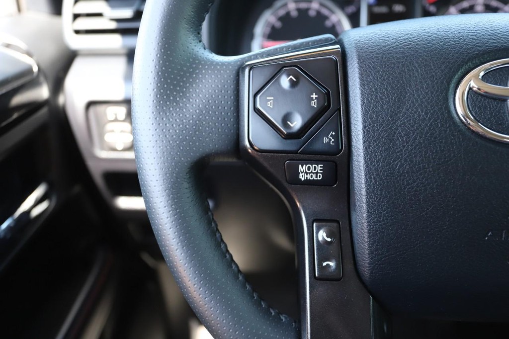 Toyota 4Runner Vehicle Full-screen Gallery Image 12