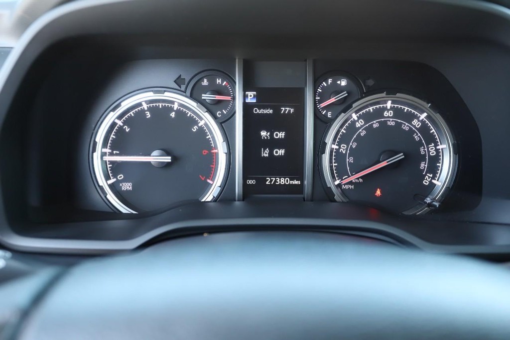 Toyota 4Runner Vehicle Full-screen Gallery Image 14