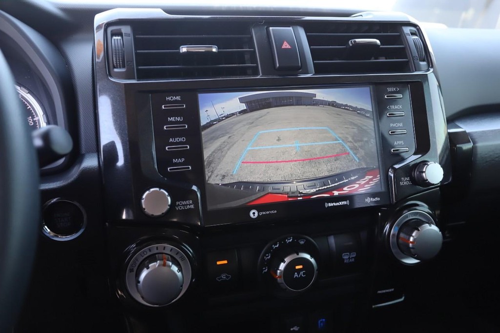 Toyota 4Runner Vehicle Full-screen Gallery Image 17