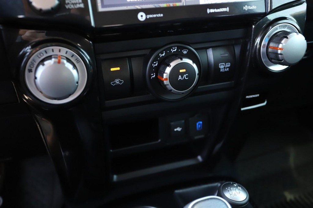 Toyota 4Runner Vehicle Full-screen Gallery Image 18