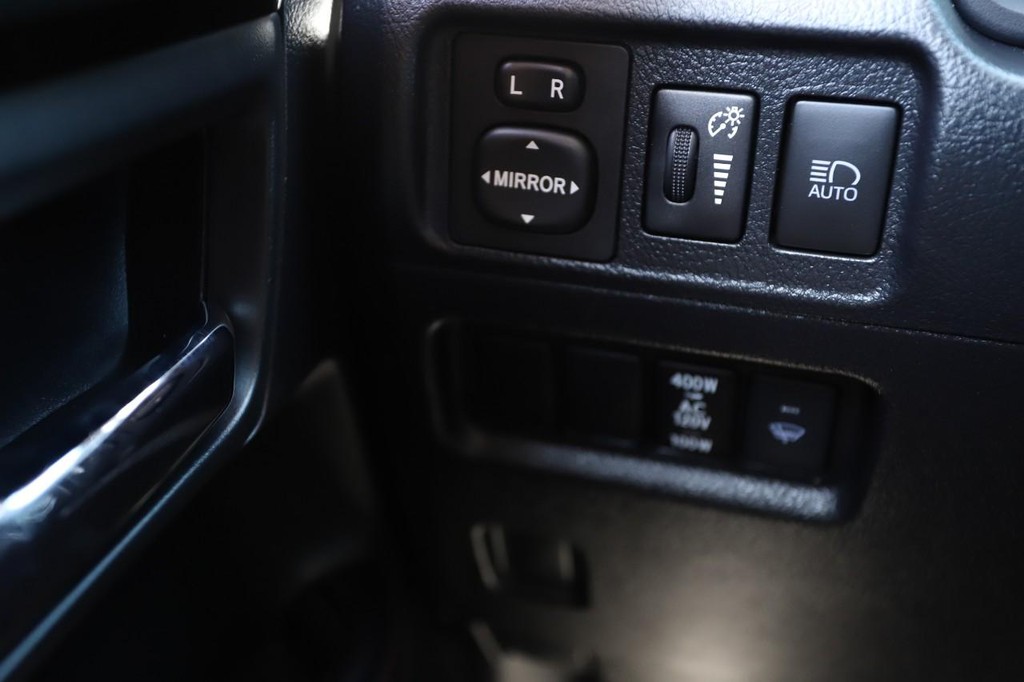 Toyota 4Runner Vehicle Full-screen Gallery Image 21