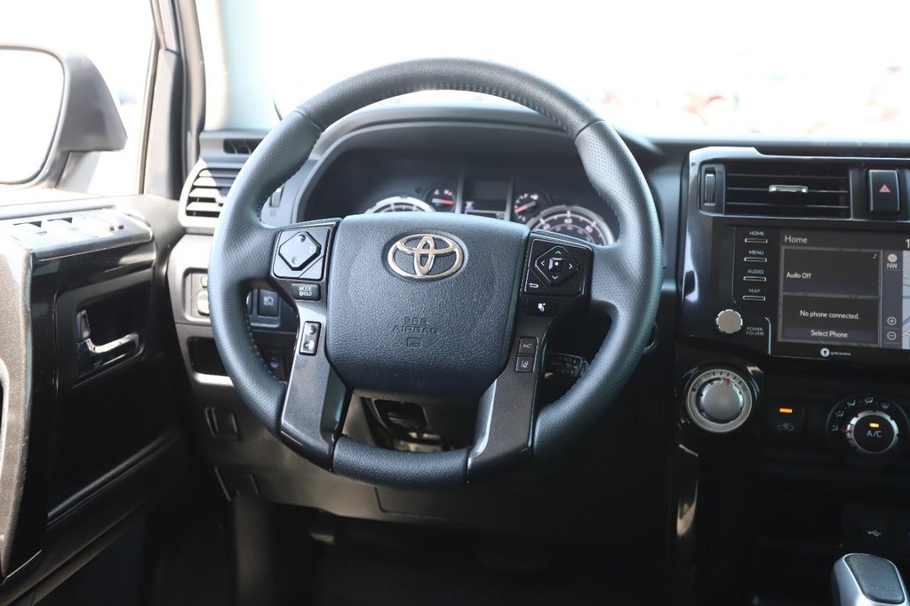 Toyota 4Runner Vehicle Full-screen Gallery Image 24