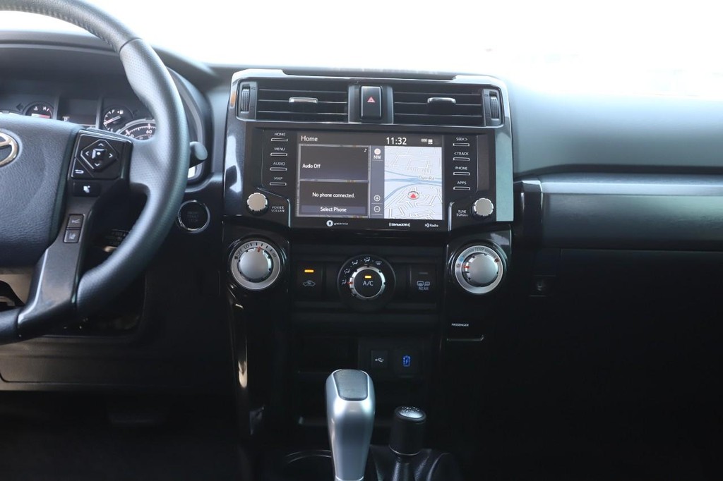 Toyota 4Runner Vehicle Full-screen Gallery Image 25
