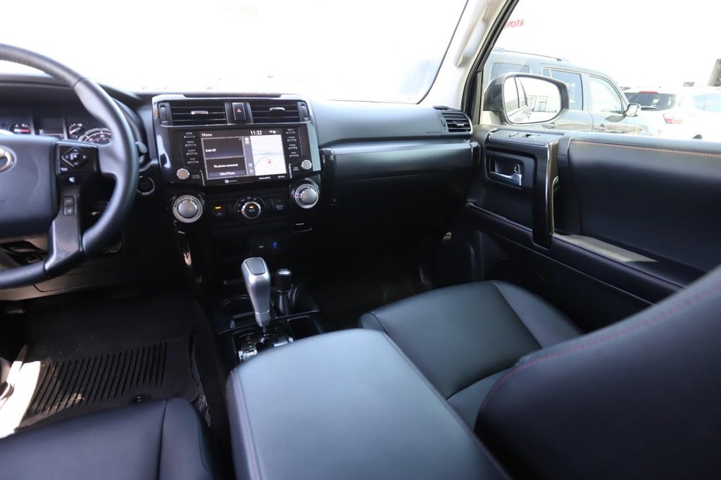 Toyota 4Runner Vehicle Full-screen Gallery Image 26