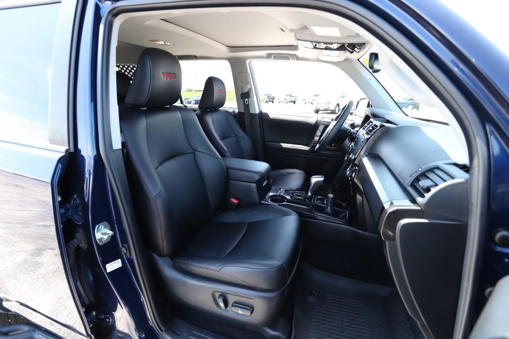 Toyota 4Runner Vehicle Full-screen Gallery Image 27