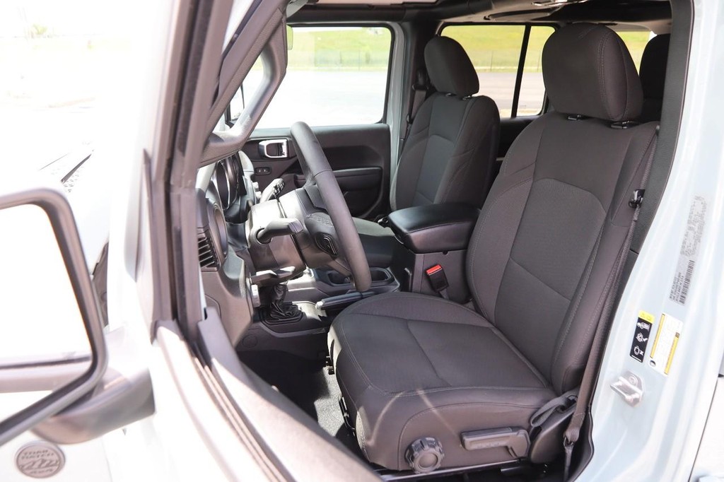 Jeep Wrangler Vehicle Full-screen Gallery Image 8