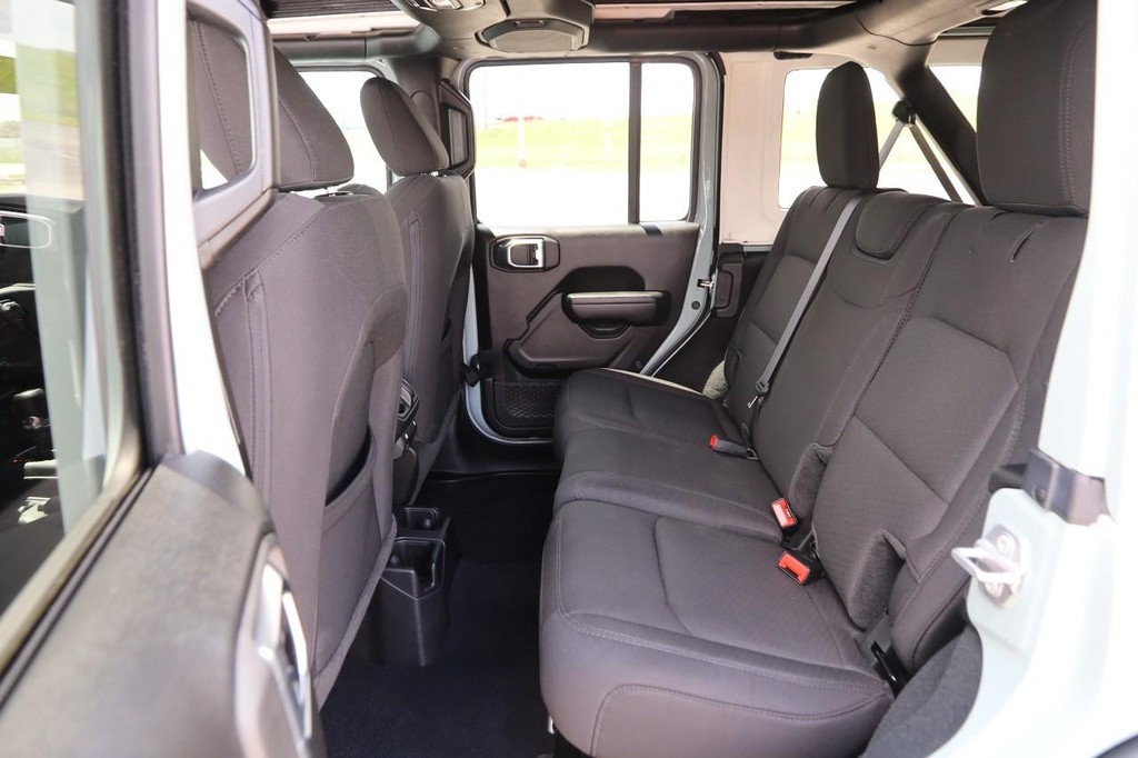 Jeep Wrangler Vehicle Full-screen Gallery Image 9