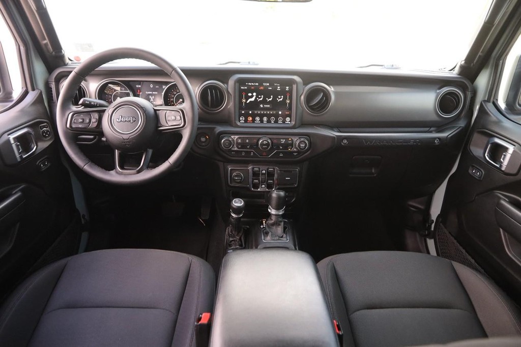 Jeep Wrangler Vehicle Full-screen Gallery Image 22