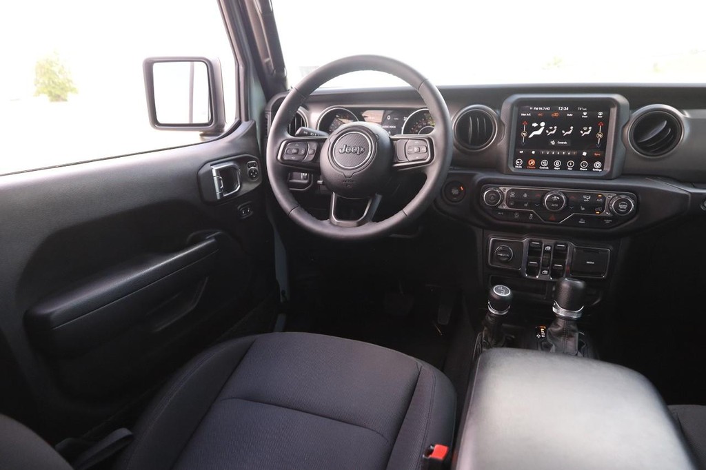 Jeep Wrangler Vehicle Full-screen Gallery Image 23