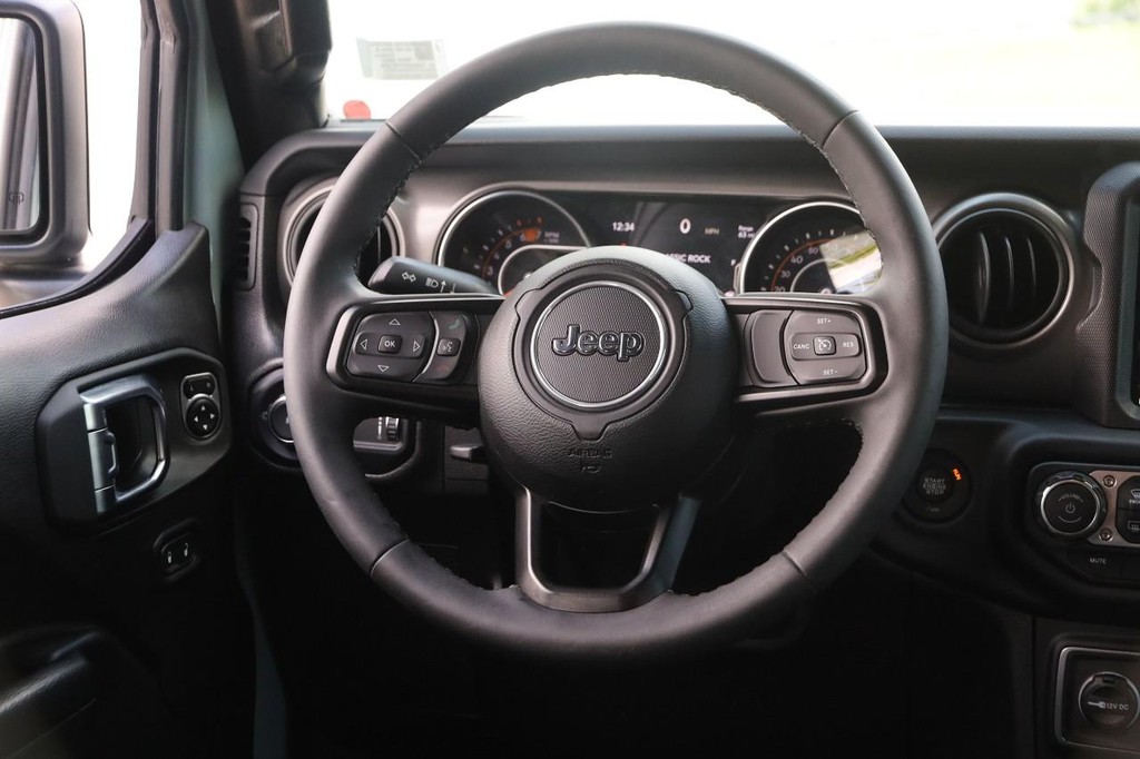 Jeep Wrangler Vehicle Full-screen Gallery Image 24