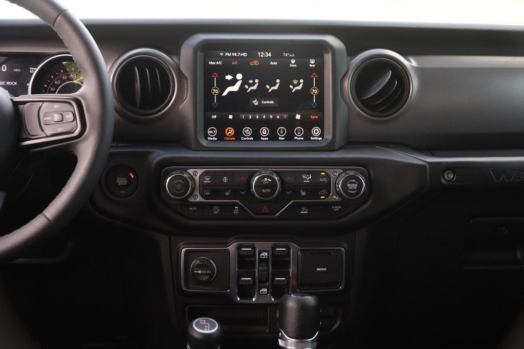 Jeep Wrangler Vehicle Full-screen Gallery Image 25