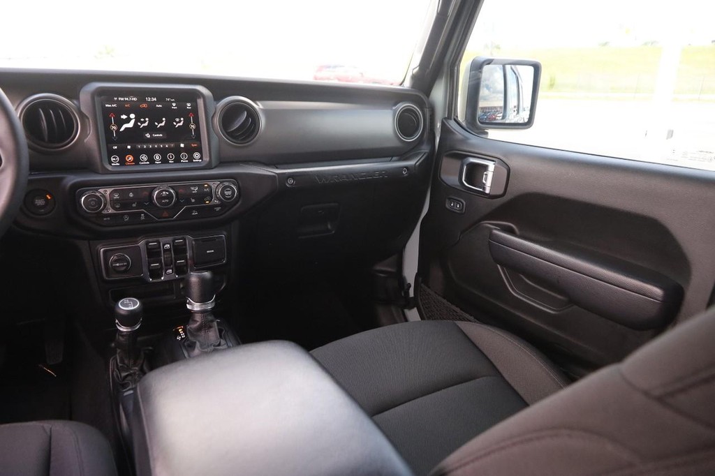Jeep Wrangler Vehicle Full-screen Gallery Image 26