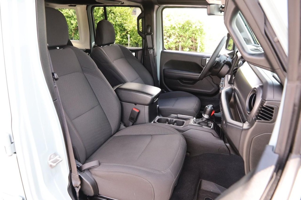Jeep Wrangler Vehicle Full-screen Gallery Image 27