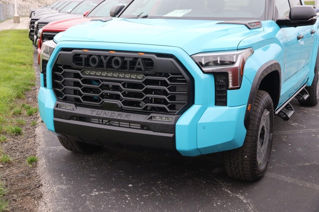 Toyota Tundra 4WD Vehicle Full-screen Gallery Image 2