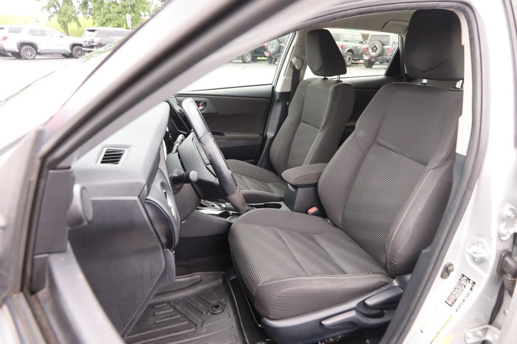 Scion iM Vehicle Full-screen Gallery Image 8