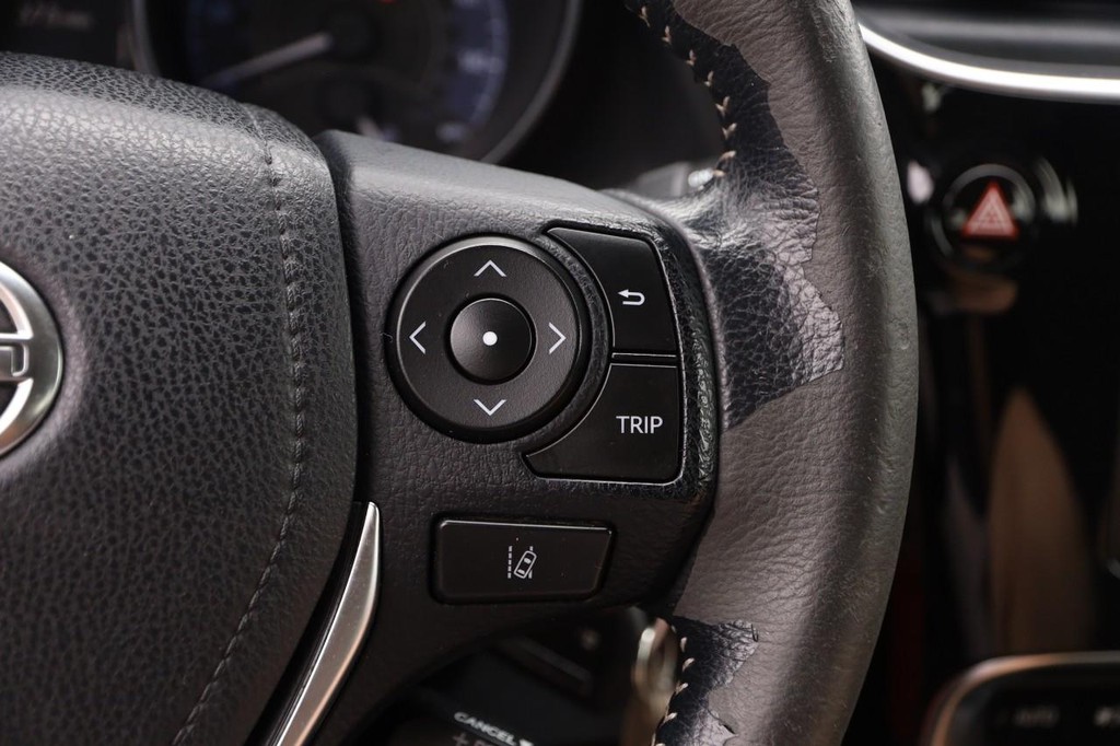 Scion iM Vehicle Full-screen Gallery Image 12