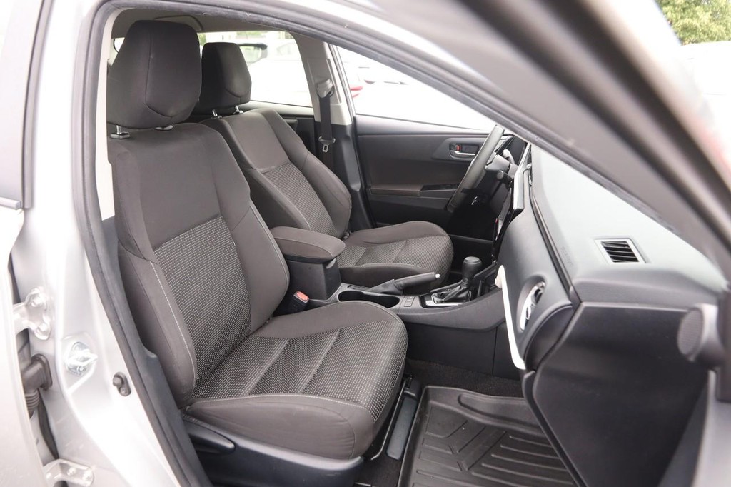 Scion iM Vehicle Full-screen Gallery Image 24