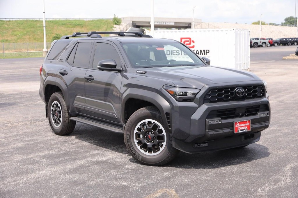 Toyota 4Runner Vehicle Full-screen Gallery Image 2