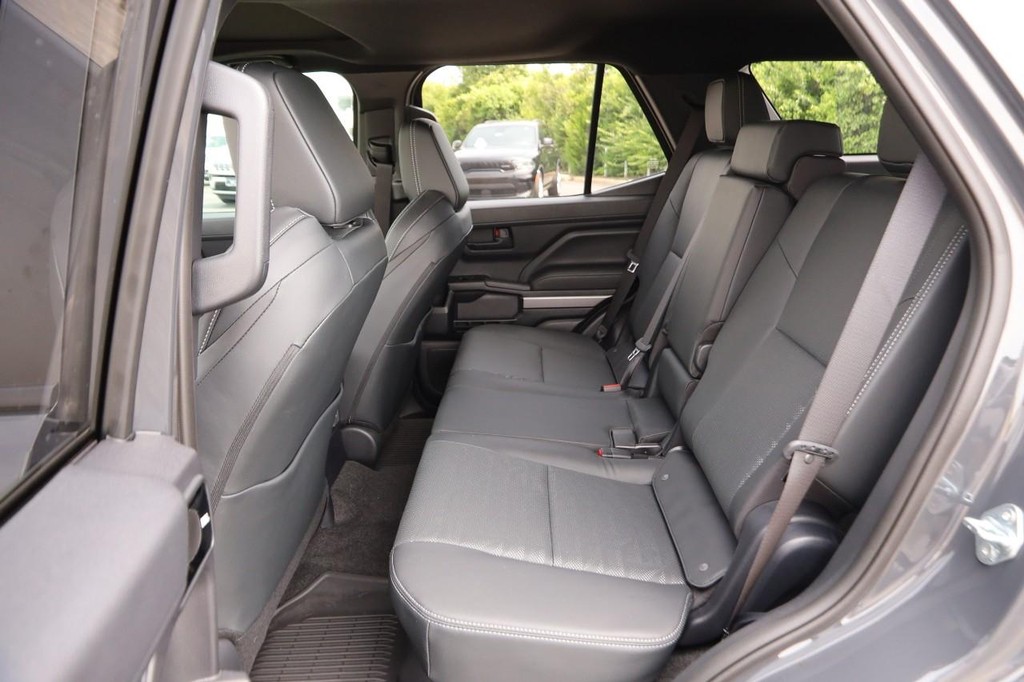 Toyota 4Runner Vehicle Full-screen Gallery Image 11