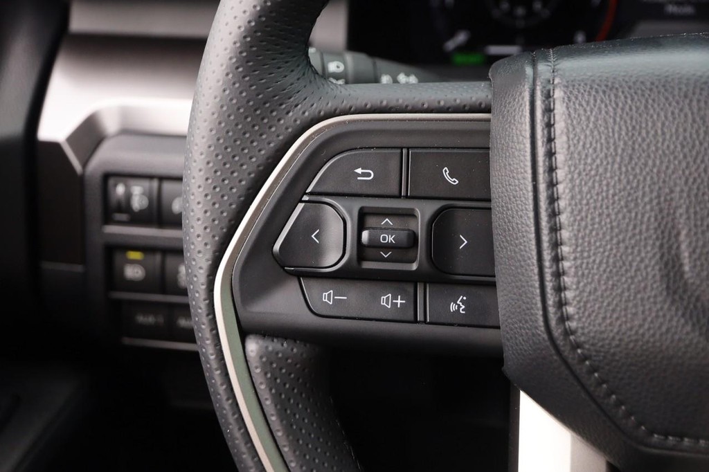 Toyota 4Runner Vehicle Full-screen Gallery Image 13