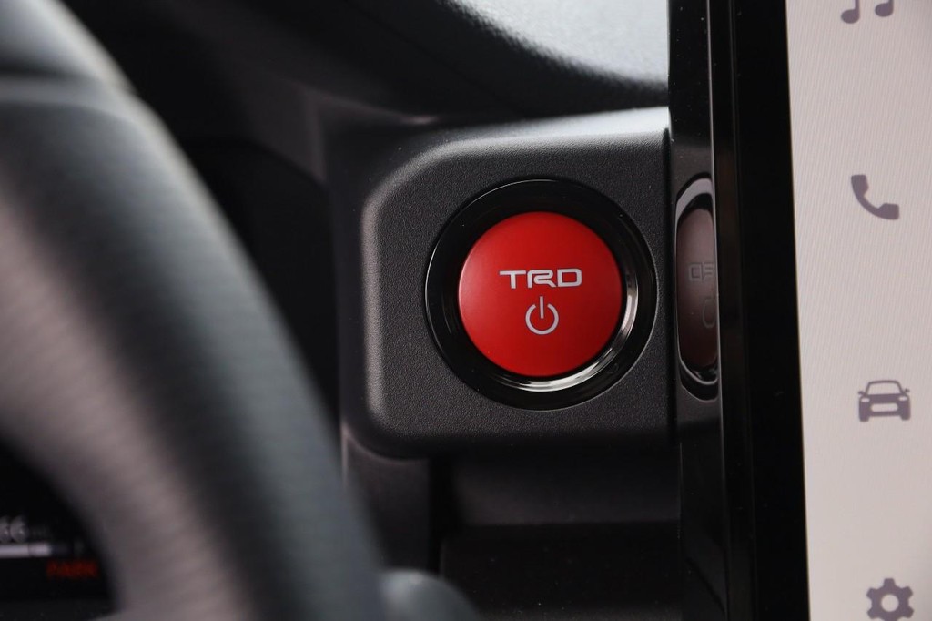 Toyota 4Runner Vehicle Full-screen Gallery Image 16