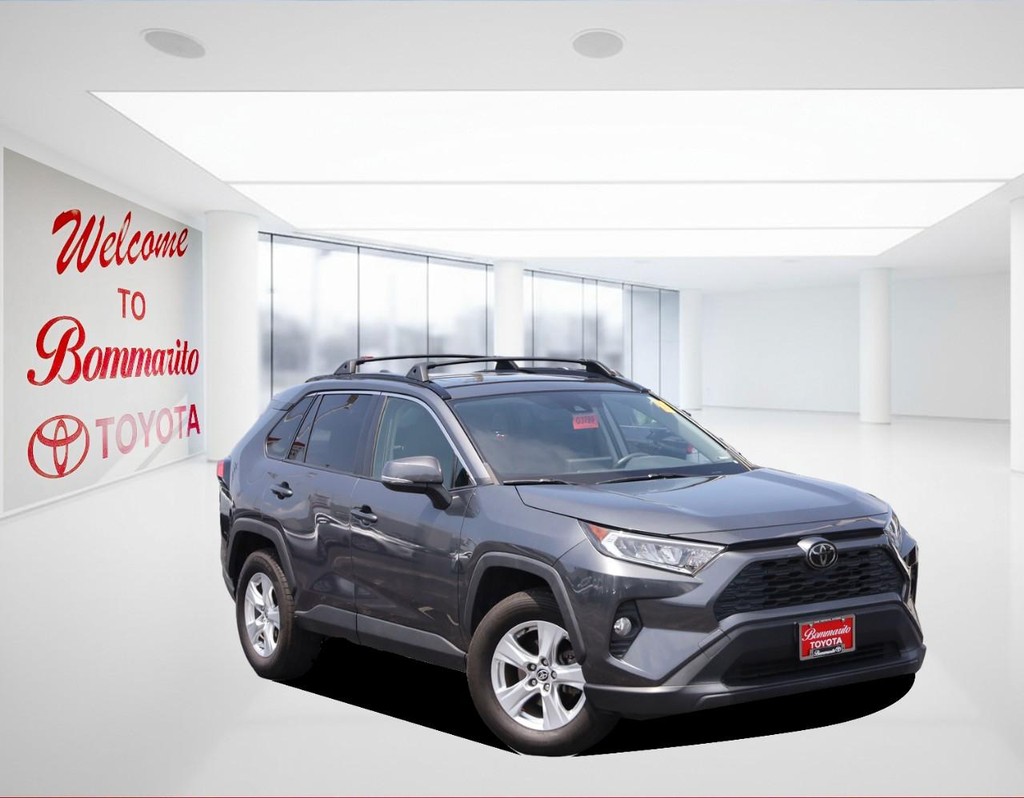 Toyota RAV4 Vehicle Full-screen Gallery Image 2