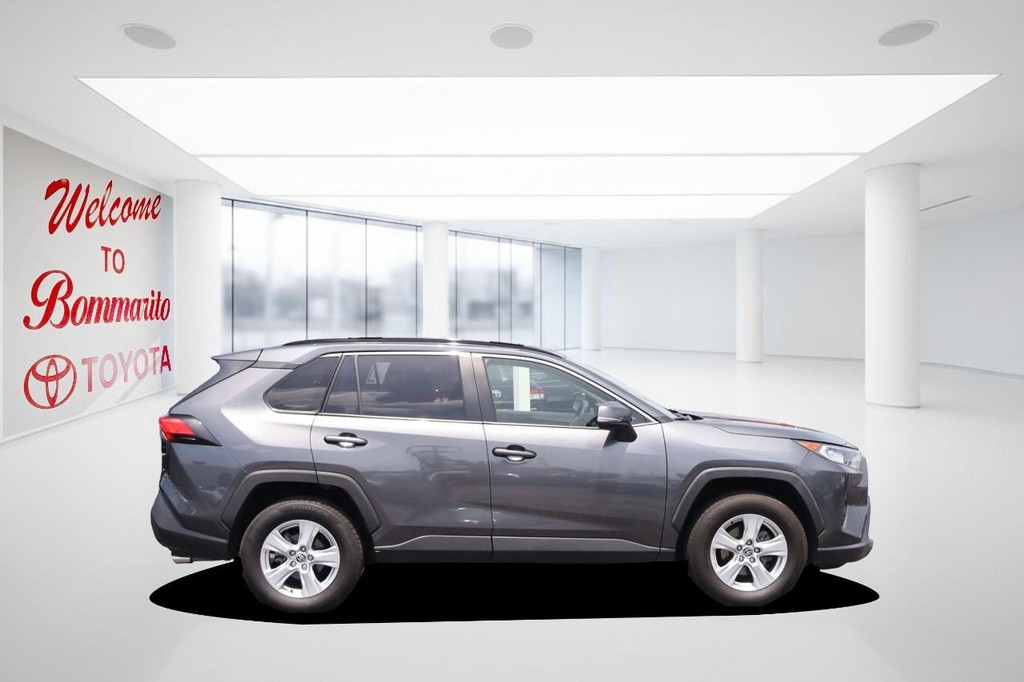 Toyota RAV4 Vehicle Full-screen Gallery Image 5