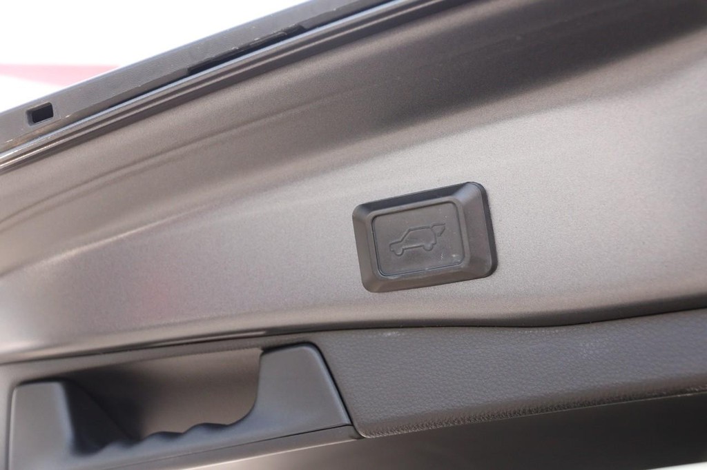 Toyota RAV4 Vehicle Full-screen Gallery Image 8