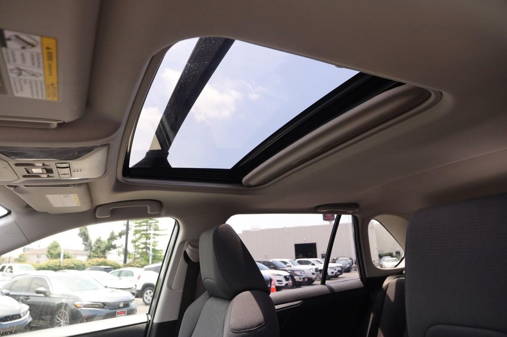 Toyota RAV4 Vehicle Full-screen Gallery Image 9