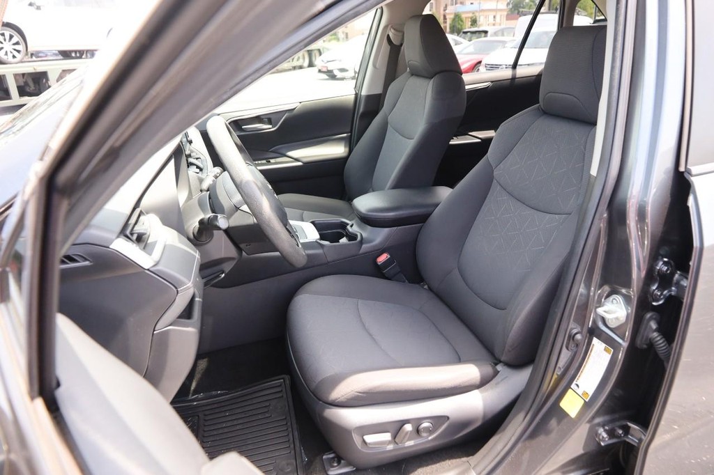 Toyota RAV4 Vehicle Full-screen Gallery Image 10