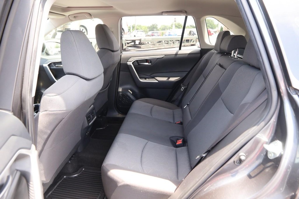 Toyota RAV4 Vehicle Full-screen Gallery Image 11