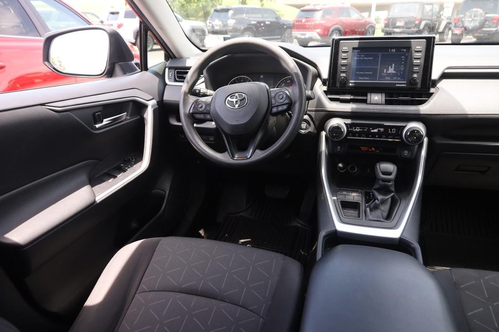 Toyota RAV4 Vehicle Full-screen Gallery Image 23