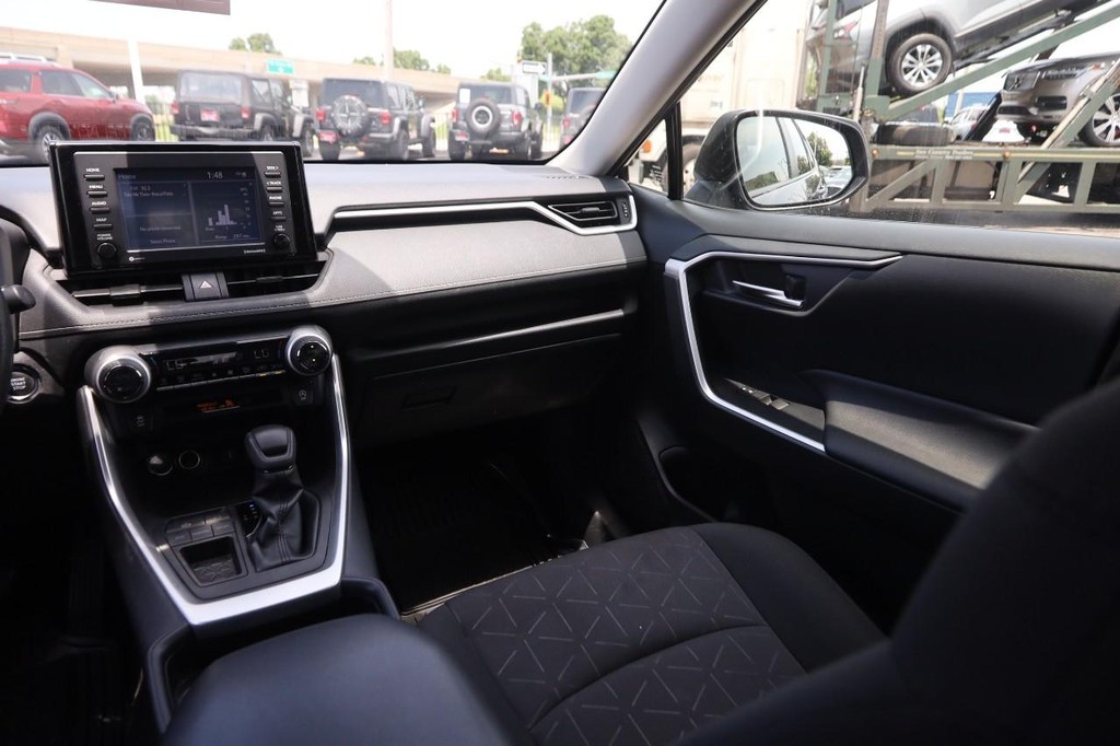 Toyota RAV4 Vehicle Full-screen Gallery Image 26