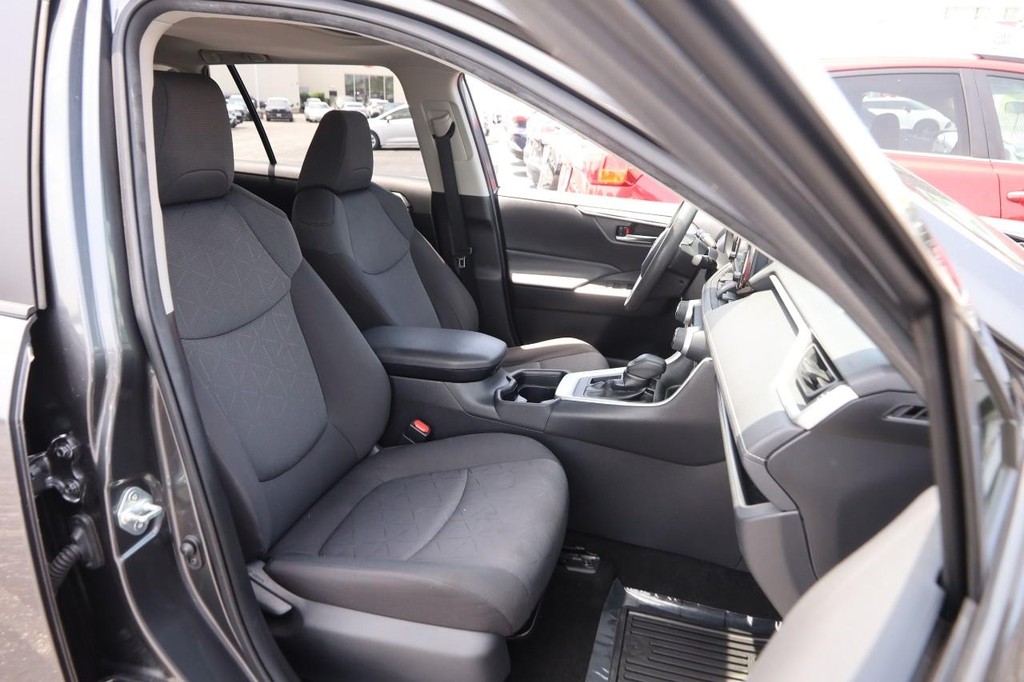 Toyota RAV4 Vehicle Full-screen Gallery Image 27