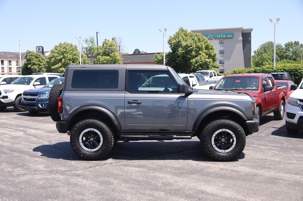 Ford Bronco Vehicle Full-screen Gallery Image 05