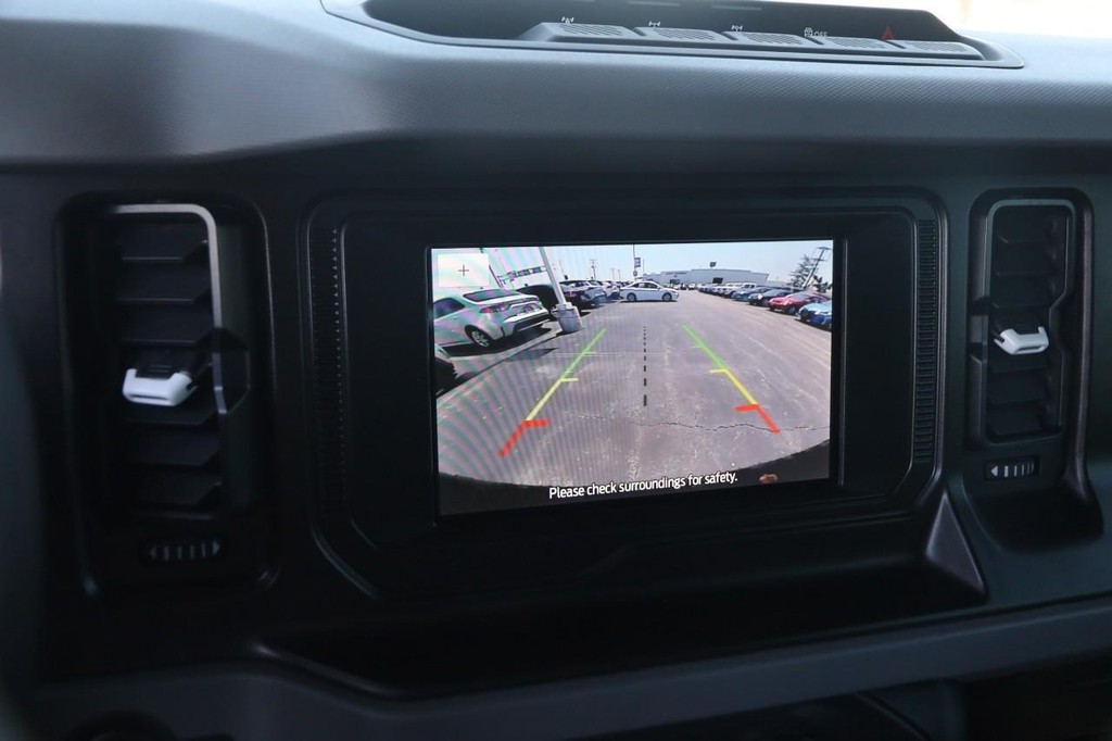 Ford Bronco Vehicle Full-screen Gallery Image 16