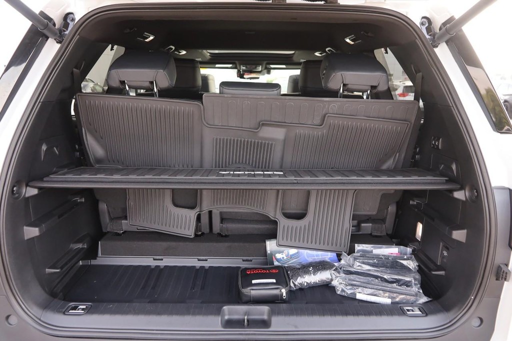 Toyota Sequoia Vehicle Full-screen Gallery Image 7