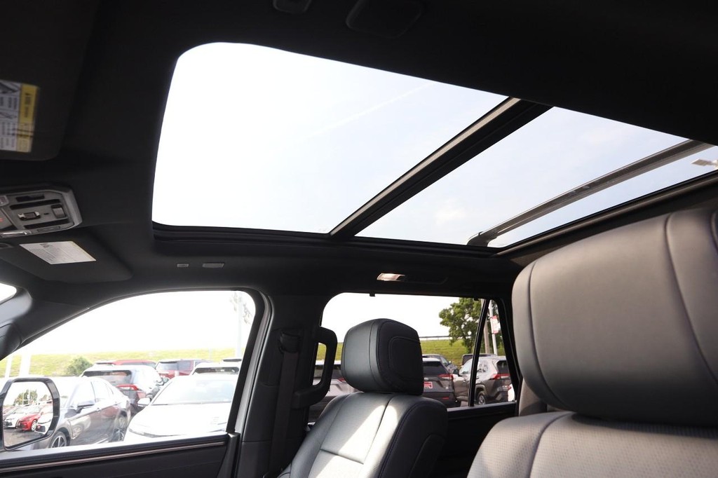 Toyota Sequoia Vehicle Full-screen Gallery Image 9