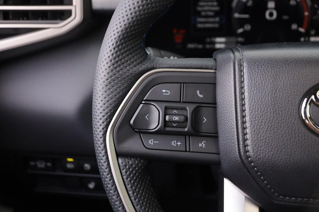 Toyota Sequoia Vehicle Full-screen Gallery Image 14